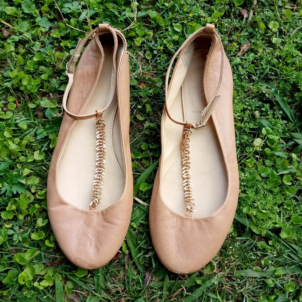 Flat shoes